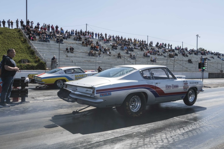 Jason Sisk, Bob Reed Barracuda and Terry Earwood, Barnett Race Cars Barracuda in Hemi Shootout