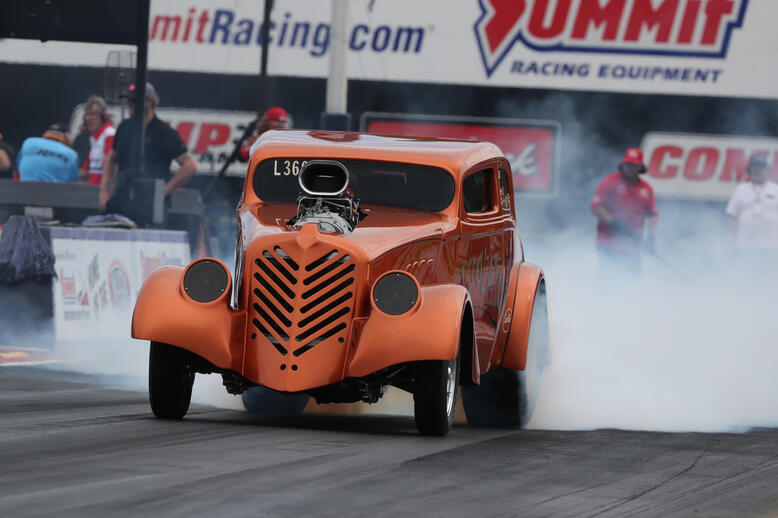 A ScottRods AA/Gasser doing a nice smoky burnout